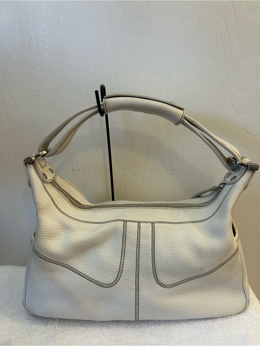 Tod's Cream Leather Shoulder Bag with Front Zip Pockets - Picture 2 of 10